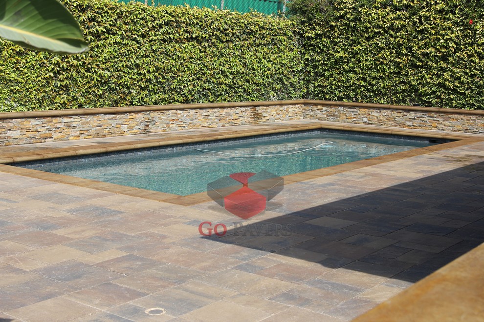 Esempio di una piccola piscina design rettangolare dietro casa con pavimentazioni in cemento
