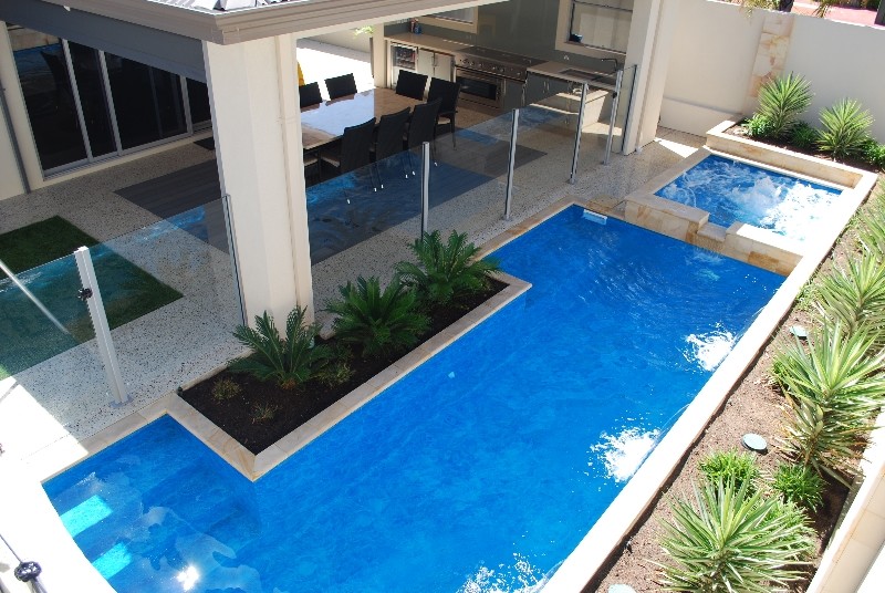 Idée de décoration pour un couloir de nage arrière minimaliste de taille moyenne et rectangle avec un bain bouillonnant et des pavés en pierre naturelle.