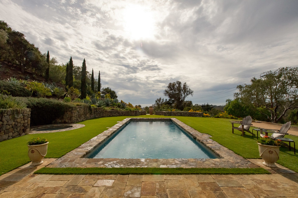 Источник вдохновения для домашнего уюта: большой прямоугольный бассейн в средиземноморском стиле с покрытием из каменной брусчатки