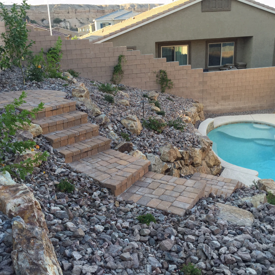 Foto de piscina clásica de tamaño medio tipo riñón en patio trasero con losas de hormigón