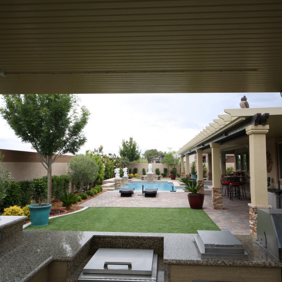 Idee per una piscina classica rettangolare di medie dimensioni e dietro casa con pavimentazioni in mattoni