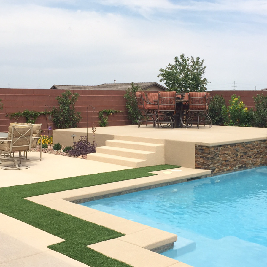 Diseño de piscina clásica de tamaño medio a medida en patio trasero con losas de hormigón
