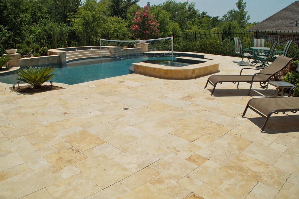 Пример оригинального дизайна: большой спортивный, прямоугольный бассейн на заднем дворе в классическом стиле с фонтаном и покрытием из каменной брусчатки