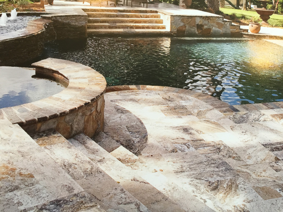 Idée de décoration pour un grand couloir de nage arrière tradition rectangle avec un point d'eau et des pavés en pierre naturelle.