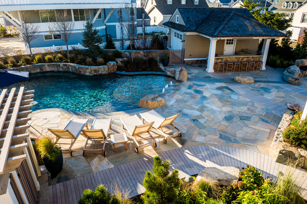 Ejemplo de piscina con fuente natural rural de tamaño medio a medida en patio trasero con adoquines de piedra natural