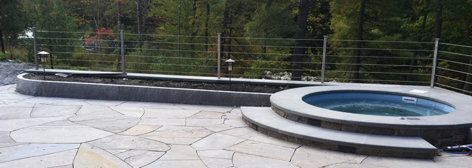 Свежая идея для дизайна: естественный, круглый бассейн среднего размера на заднем дворе в стиле модернизм с джакузи и покрытием из каменной брусчатки - отличное фото интерьера