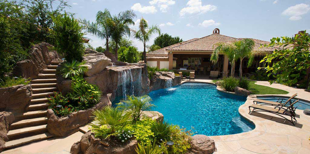 Foto de piscina con fuente natural mediterránea grande a medida en patio trasero con adoquines de piedra natural