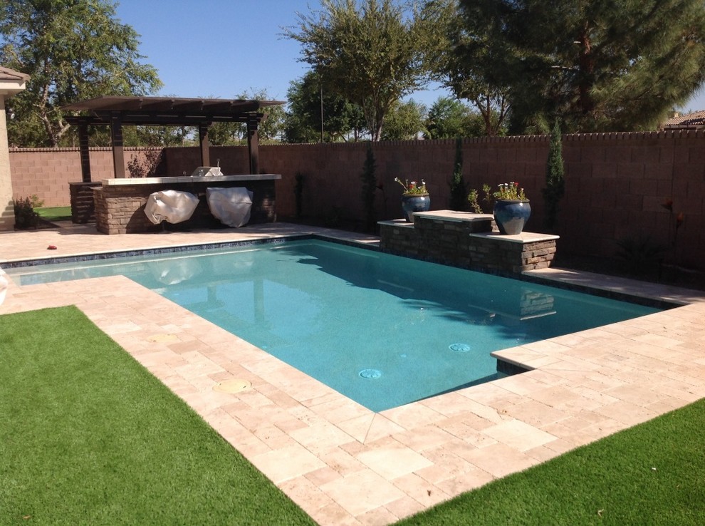 На фото: угловой бассейн среднего размера на заднем дворе в классическом стиле с покрытием из каменной брусчатки