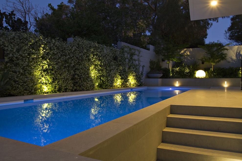 Foto de piscina alargada contemporánea grande rectangular en patio trasero