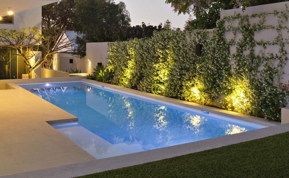 Imagen de piscina alargada actual grande rectangular en patio trasero