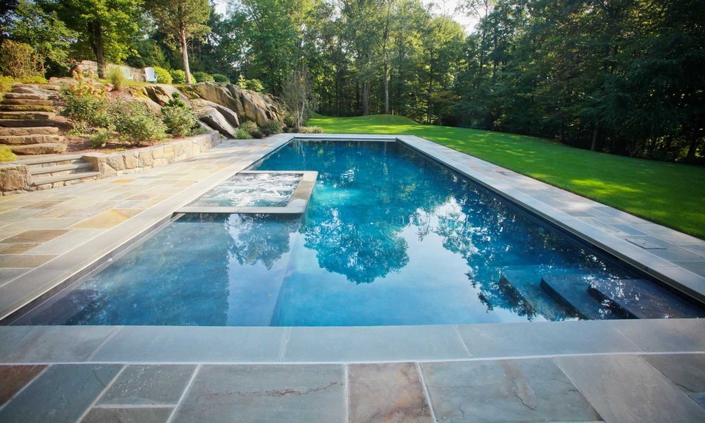 Großer Klassischer Pool hinter dem Haus in rechteckiger Form mit Betonboden in New York