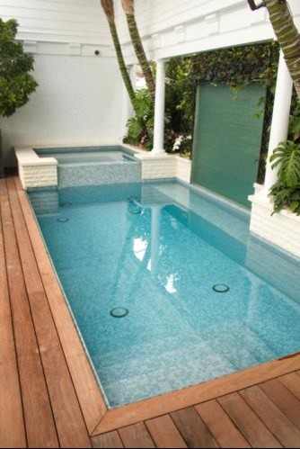Imagen de piscinas y jacuzzis infinitos minimalistas pequeños rectangulares en patio con entablado