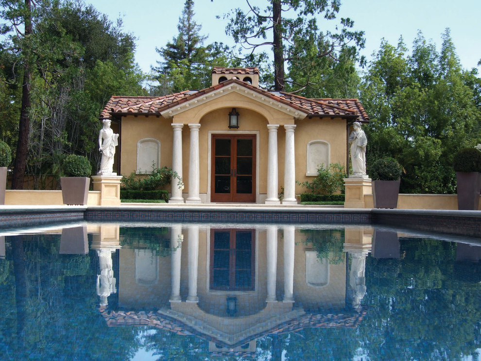 Example of a tuscan rectangular pool design in San Francisco