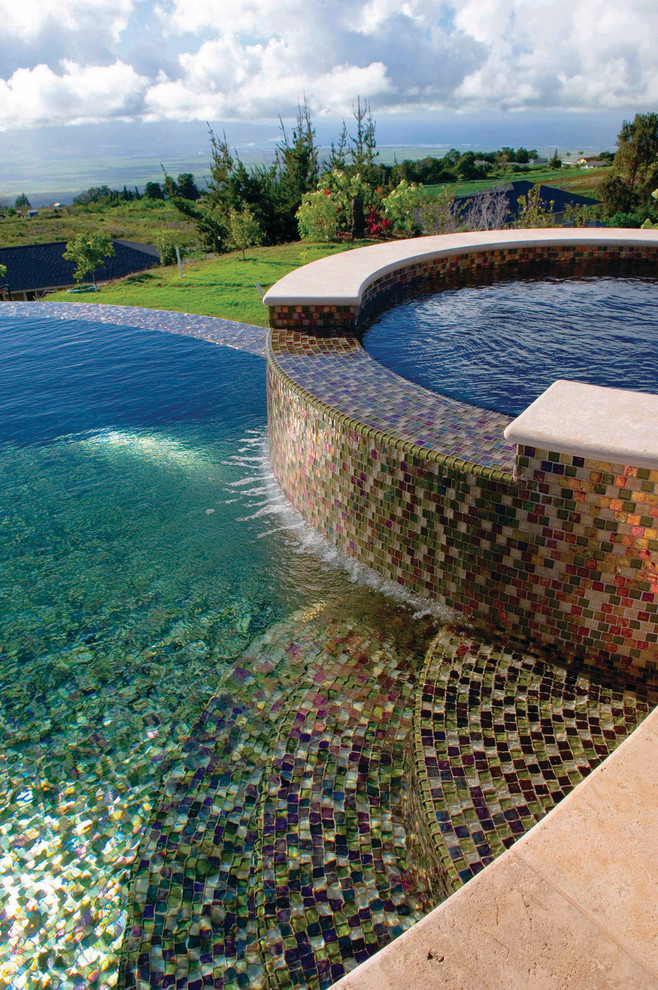 Inspiration for a contemporary infinity pool remodel in Orange County