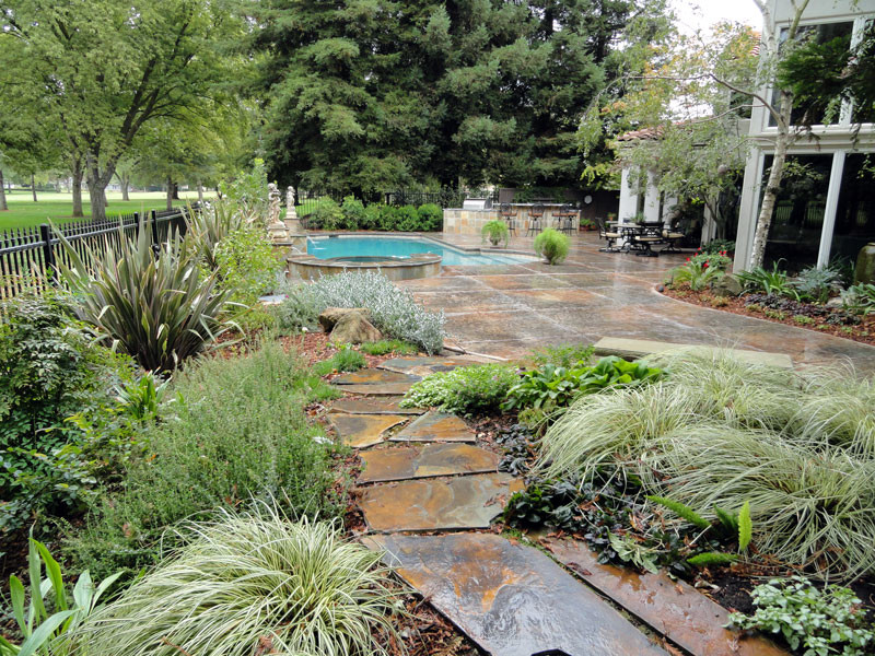 Großer Mediterraner Pool hinter dem Haus in individueller Form mit Natursteinplatten in Sacramento