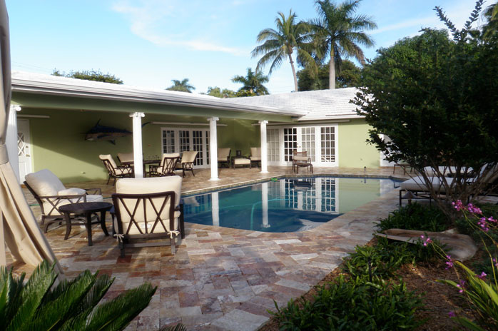 Foto di una piscina minimal rettangolare di medie dimensioni e dietro casa con una dépendance a bordo piscina e pavimentazioni in pietra naturale