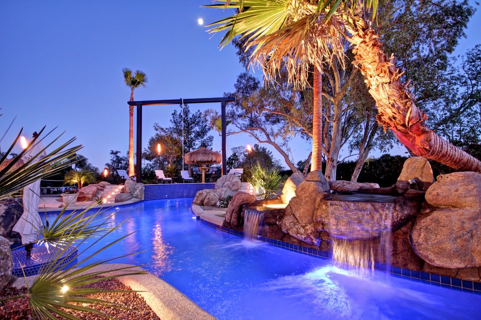Ispirazione per un'ampia piscina mediterranea dietro casa con piastrelle