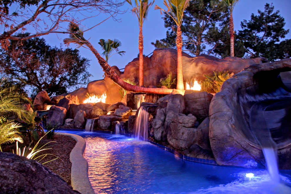 フェニックスにあるラグジュアリーな巨大なトロピカルスタイルのおしゃれな裏庭プール (タイル敷き) の写真