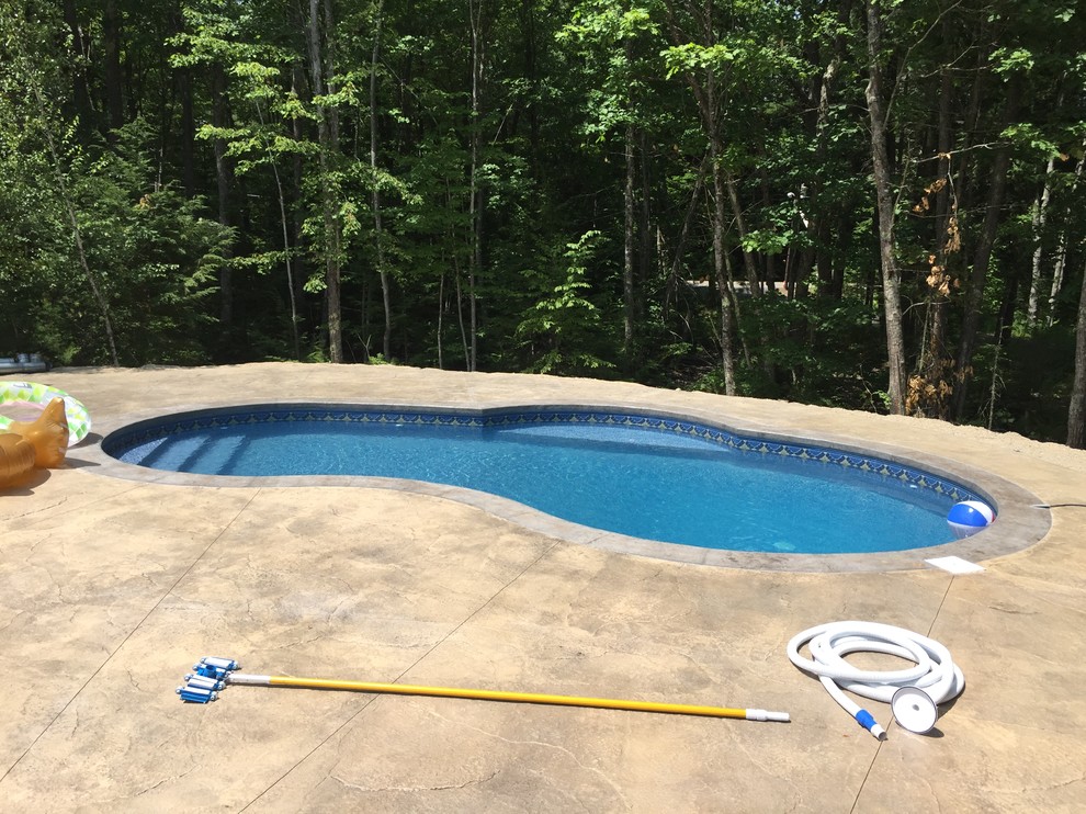 Inspiration pour une petite piscine latérale minimaliste en forme de haricot avec du béton estampé.