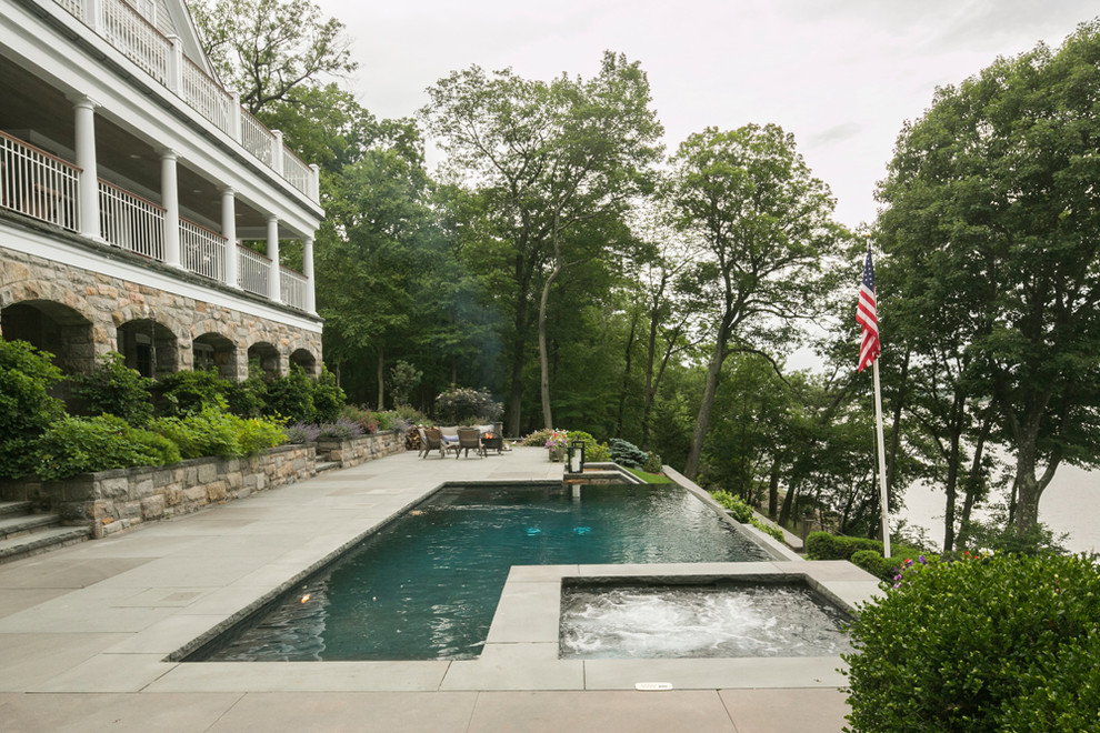 Diseño de piscinas y jacuzzis alargados contemporáneos de tamaño medio rectangulares en patio trasero con adoquines de piedra natural