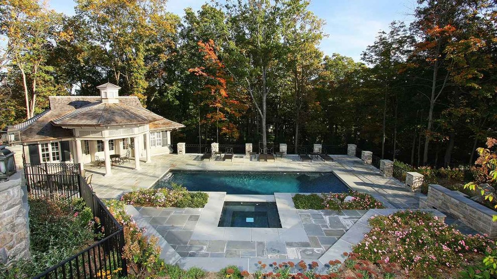 Cette photo montre un grand Abris de piscine et pool houses arrière chic rectangle avec du carrelage.