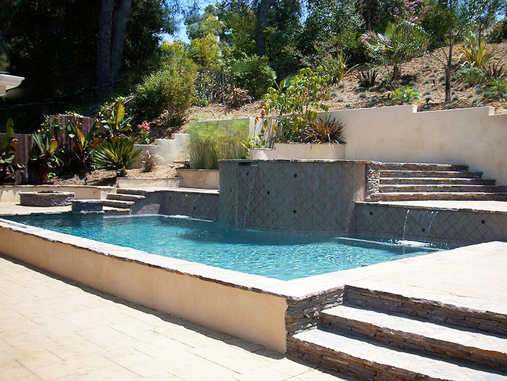 Свежая идея для дизайна: естественный, прямоугольный бассейн в классическом стиле - отличное фото интерьера