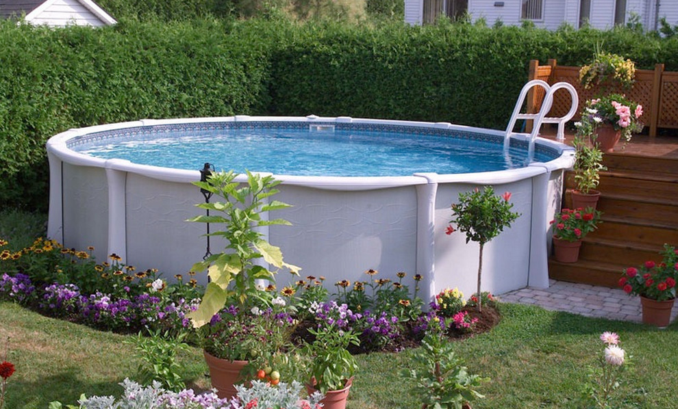 Imagen de piscina elevada de tamaño medio redondeada en patio trasero