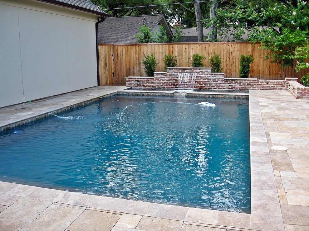 На фото: спортивный, прямоугольный бассейн среднего размера на заднем дворе в стиле неоклассика (современная классика) с фонтаном и покрытием из плитки с