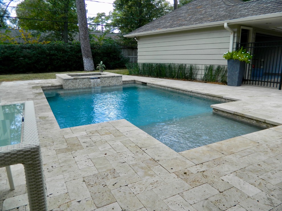 Ejemplo de piscinas y jacuzzis alargados tradicionales renovados de tamaño medio rectangulares en patio trasero con adoquines de hormigón