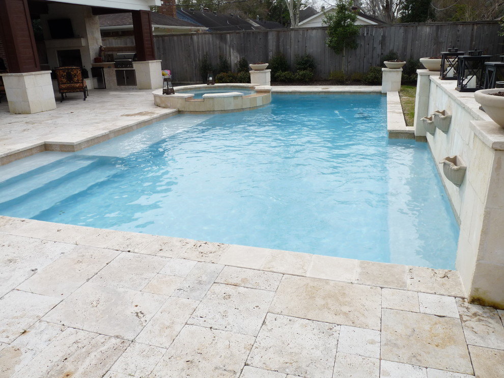 Diseño de piscina con fuente alargada clásica renovada de tamaño medio rectangular en patio trasero con suelo de baldosas