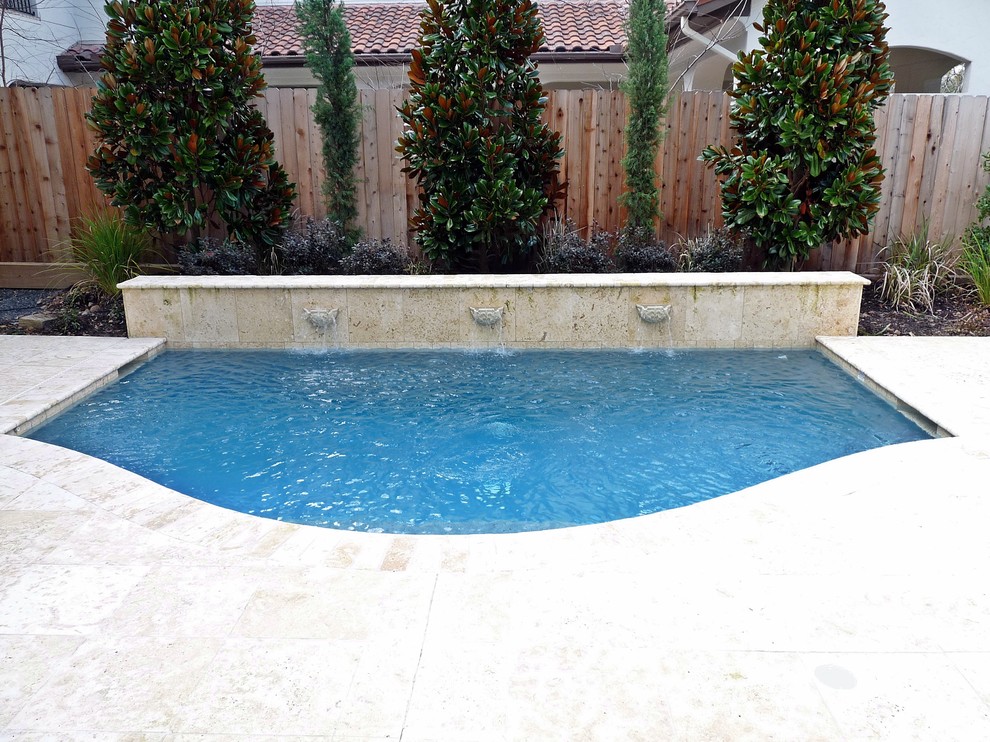 Modelo de piscina con fuente alargada tradicional renovada pequeña rectangular en patio trasero con suelo de baldosas