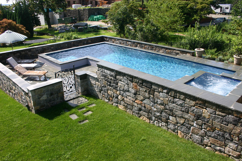 Immagine di una grande piscina fuori terra personalizzata dietro casa
