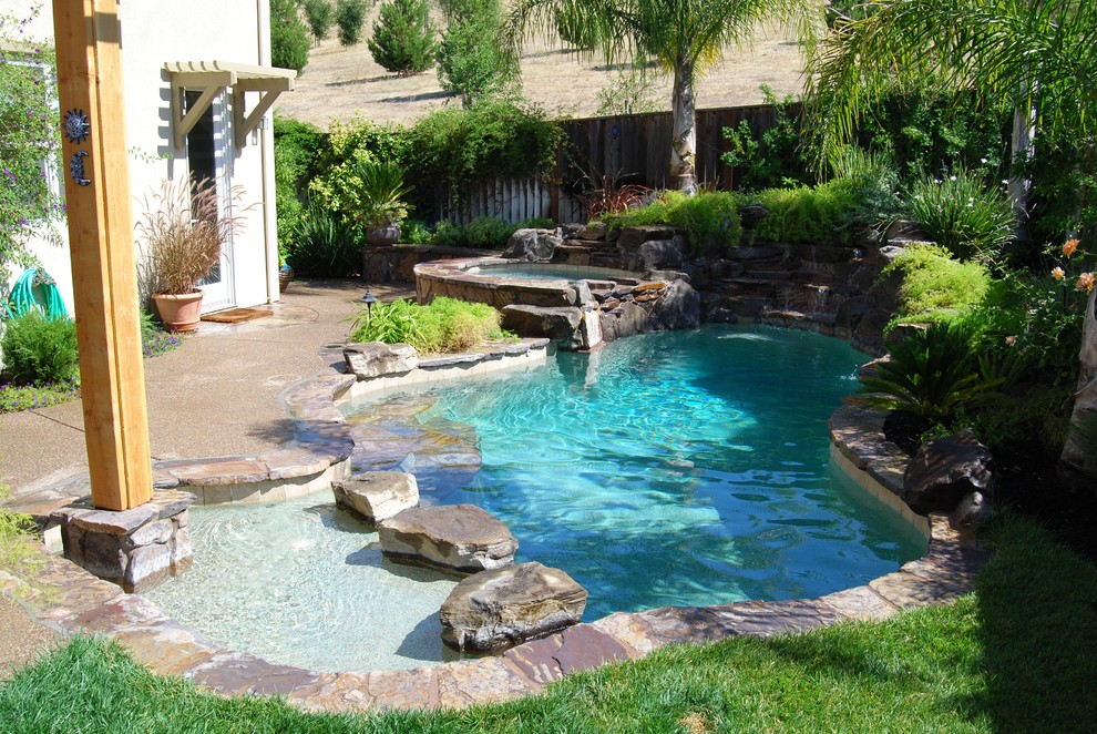 Imagen de piscinas y jacuzzis naturales de tamaño medio a medida en patio trasero