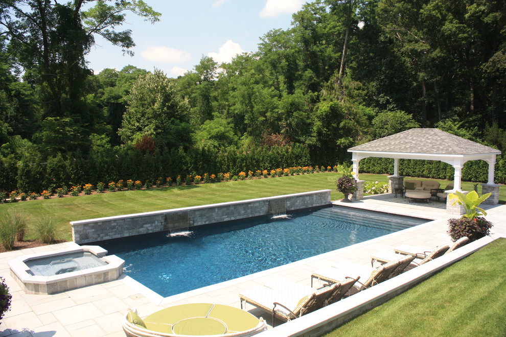 Пример оригинального дизайна: большой естественный, прямоугольный бассейн на заднем дворе в современном стиле с фонтаном и покрытием из каменной брусчатки
