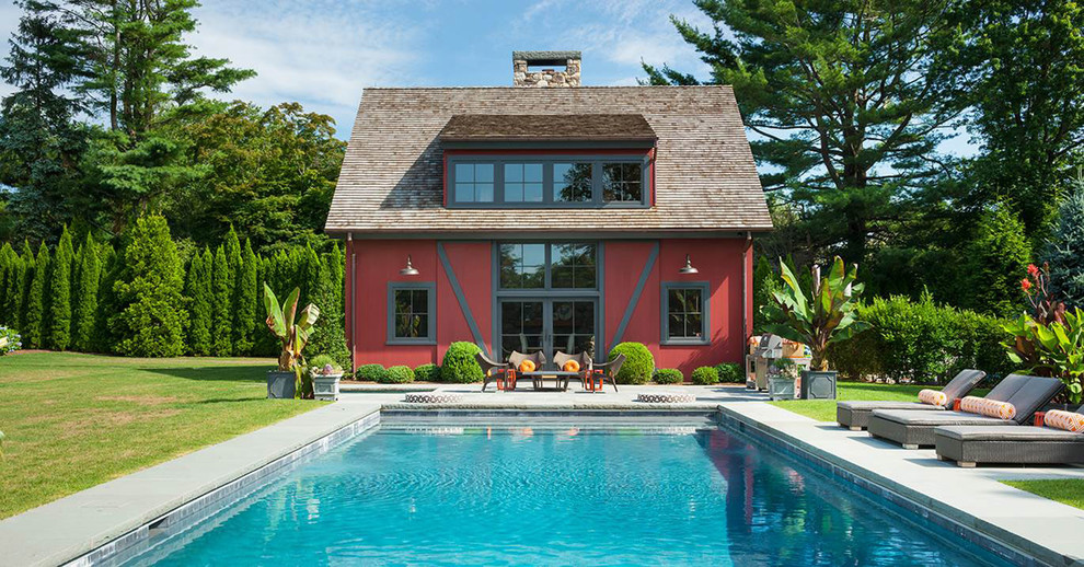 Идея дизайна: прямоугольный бассейн на заднем дворе в стиле кантри с домиком у бассейна и покрытием из бетонных плит