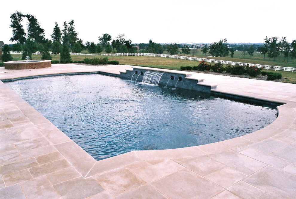Immagine di una piscina chic