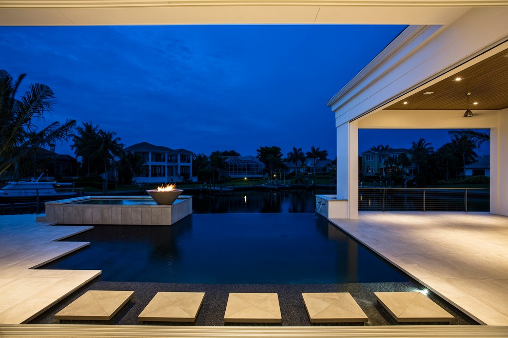 Источник вдохновения для домашнего уюта: бассейн-инфинити среднего размера на заднем дворе в современном стиле