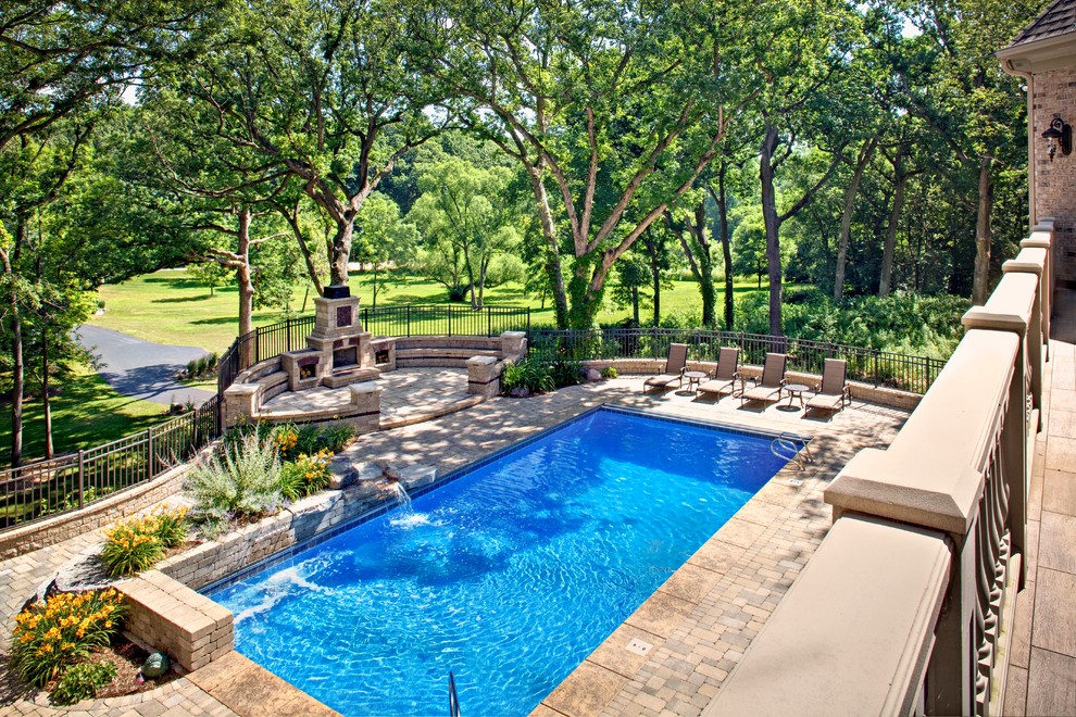 Imagen de casa de la piscina y piscina alargada costera de tamaño medio rectangular en patio trasero con adoquines de ladrillo