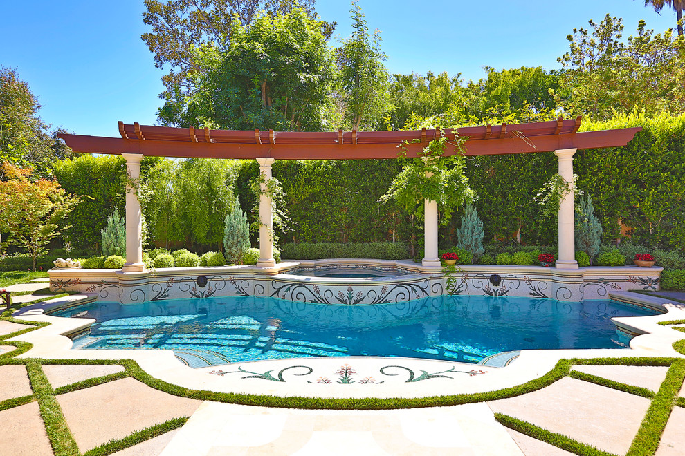 Стильный дизайн: бассейн произвольной формы в средиземноморском стиле - последний тренд