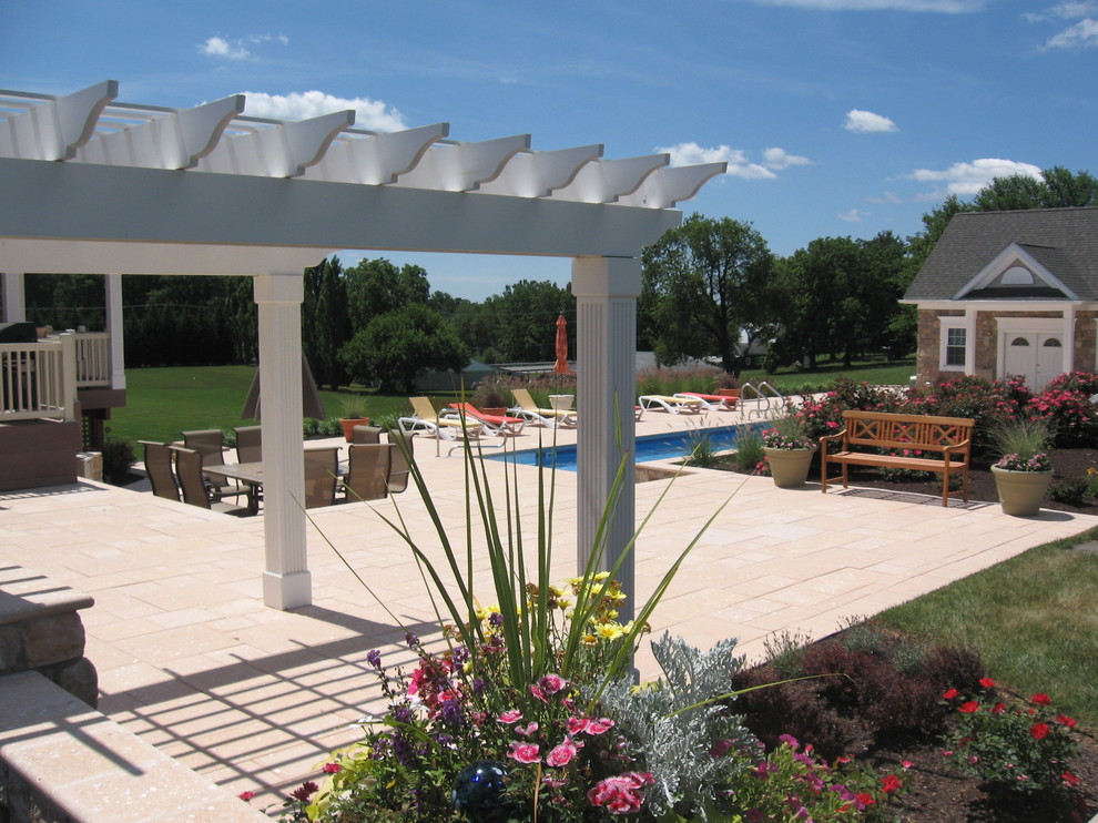 Foto de casa de la piscina y piscina alargada tradicional de tamaño medio rectangular en patio trasero con adoquines de ladrillo