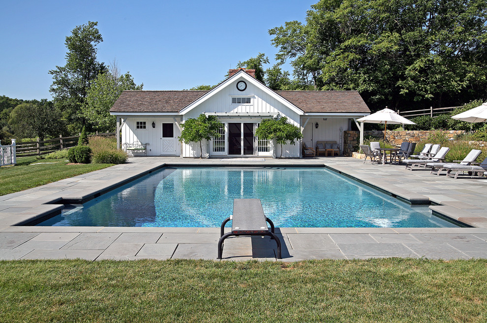 Источник вдохновения для домашнего уюта: прямоугольный бассейн в классическом стиле с забором