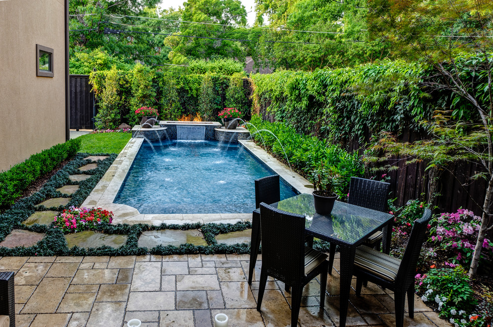 На фото: спортивный, прямоугольный бассейн среднего размера на заднем дворе в классическом стиле с фонтаном и покрытием из каменной брусчатки