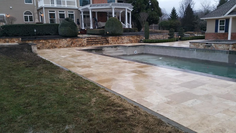 Imagen de piscinas y jacuzzis naturales clásicos renovados grandes rectangulares en patio trasero con adoquines de piedra natural