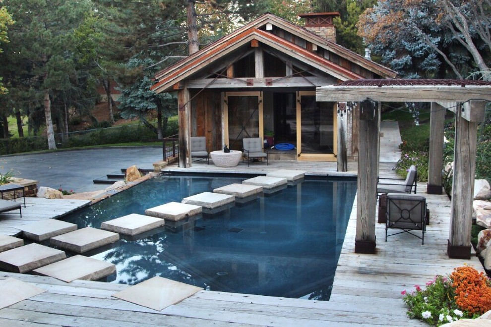 Inspiration pour un Abris de piscine et pool houses arrière chalet rectangle avec une terrasse en bois.