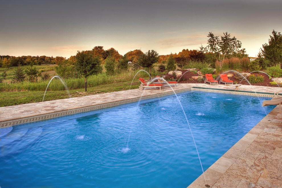 Diseño de piscina con fuente romántica rectangular en patio trasero con suelo de baldosas