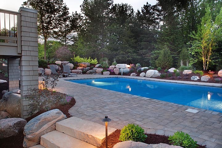 Стильный дизайн: прямоугольный бассейн на заднем дворе в стиле шебби-шик с мощением клинкерной брусчаткой - последний тренд