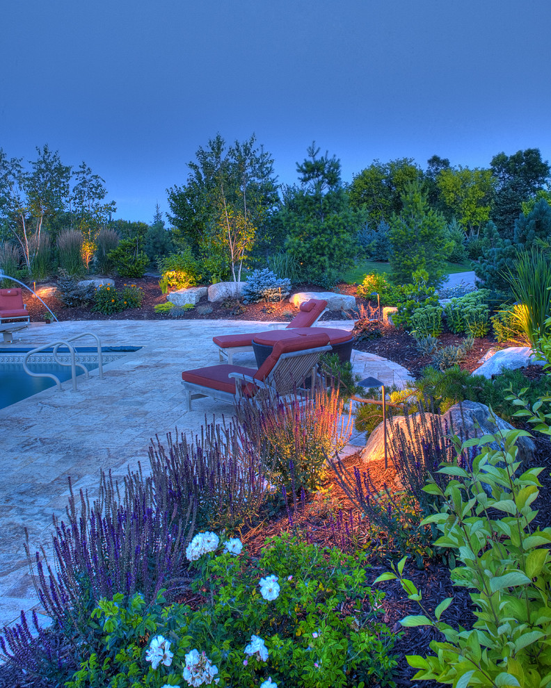 На фото: прямоугольный бассейн на заднем дворе в скандинавском стиле с фонтаном и покрытием из плитки с