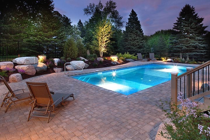Idee per una piscina stile americano rettangolare dietro casa con pavimentazioni in mattoni