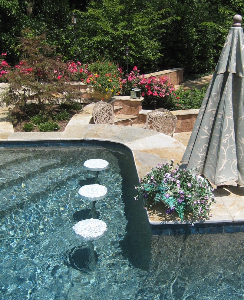Inspiration för en mellanstor vintage anpassad pool på baksidan av huset, med naturstensplattor