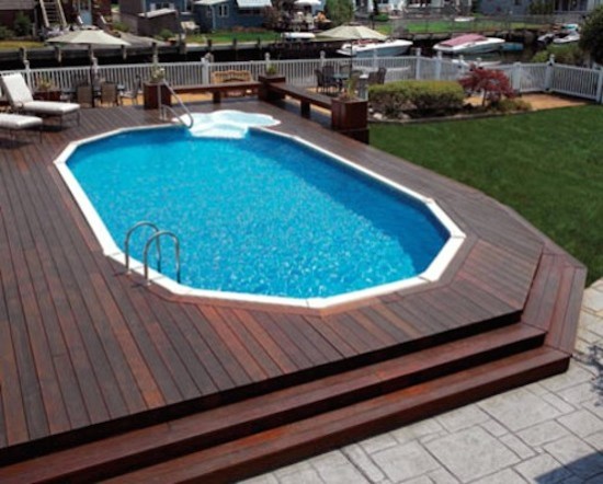 Idées déco pour une piscine naturelle et arrière de taille moyenne et ronde avec une terrasse en bois.
